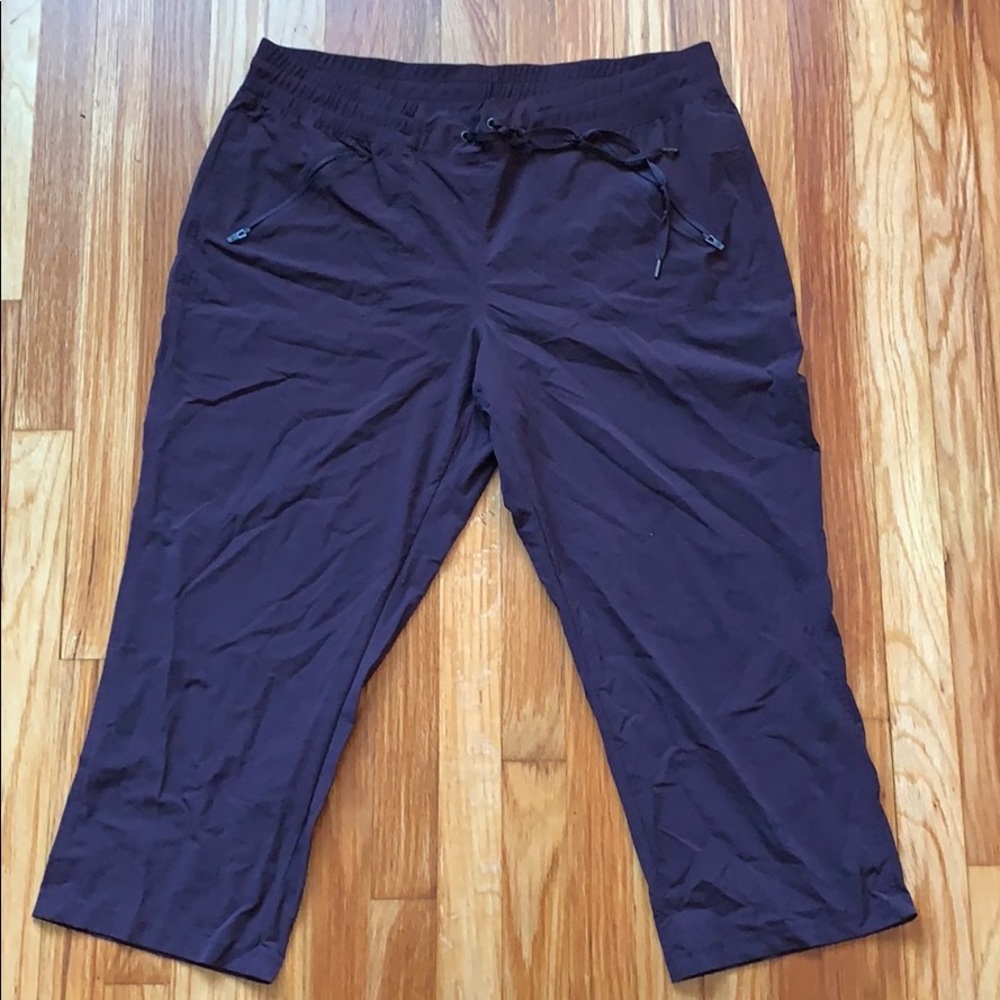 Women’s GapFit Capri Drawstring Pants.